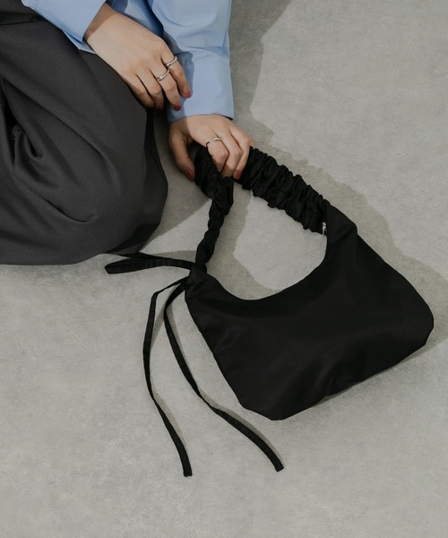 SMELLY（スメリー）の「ギャザーワンハンドルバッグ（ハンドバッグ・レディース・アイボリー/ブラック/レッド・-）」の2枚目の写真