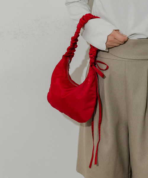 SMELLY（スメリー）の「ギャザーワンハンドルバッグ（ハンドバッグ・レディース・アイボリー/ブラック/レッド・-）」の17枚目の写真