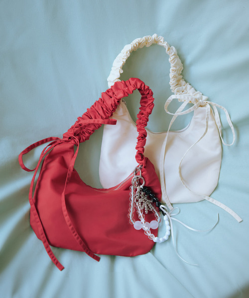 SMELLY（スメリー）の「ギャザーワンハンドルバッグ（ハンドバッグ・レディース・アイボリー/ブラック/レッド・-）」の19枚目の写真