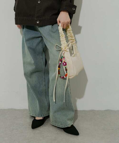 SMELLY（スメリー）の「ギャザーワンハンドルバッグ（ハンドバッグ・レディース・アイボリー/ブラック/レッド・-）」の4枚目の写真