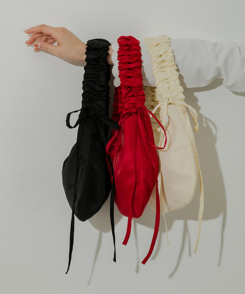 SMELLY（スメリー）の「ギャザーワンハンドルバッグ（ハンドバッグ・レディース・アイボリー/ブラック/レッド・-）」の6枚目の写真