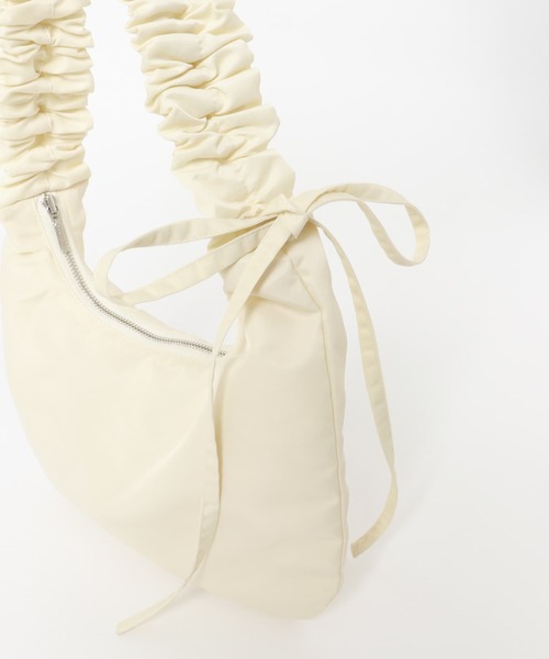 SMELLY（スメリー）の「ギャザーワンハンドルバッグ（ハンドバッグ・レディース・アイボリー/ブラック/レッド・-）」の12枚目の写真