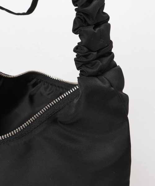 SMELLY（スメリー）の「ギャザーワンハンドルバッグ（ハンドバッグ・レディース・アイボリー/ブラック/レッド・-）」の15枚目の写真