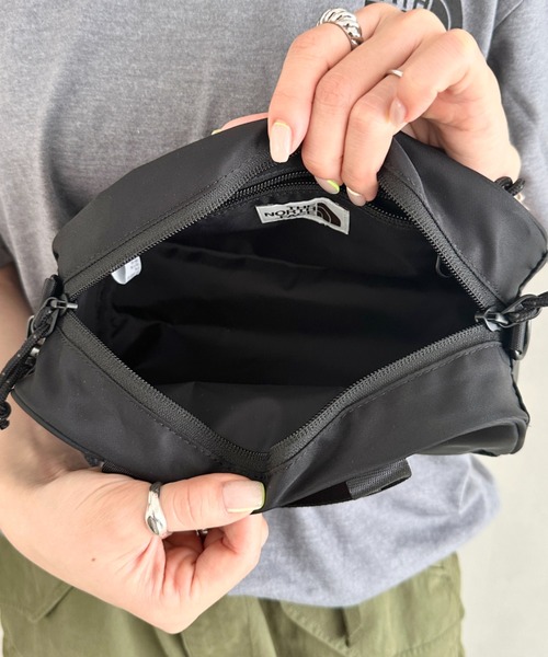 THE NORTH FACE(ザノースフェイス)の「国内未発売 THE NORTH FACE(ザ・ノースフェイス)/2WAY 軽量 ミニショルダー ハンドバッグ/BONNEY BOWLING BAG S(ショルダーバッグ・レディース・ブラック/クリーム/グレー/ピンク・FREE)」の5枚目の写真