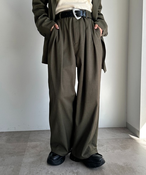 apres jour mignon（アプレジュールミニョン）の「【SETUP可能】ボリュームタックパンツ（スラックス・レディース・ネイビー/ブラック/チャコールグレー/グレー・SMALL/X-LARGE/MEDIUM）」の3枚目の写真