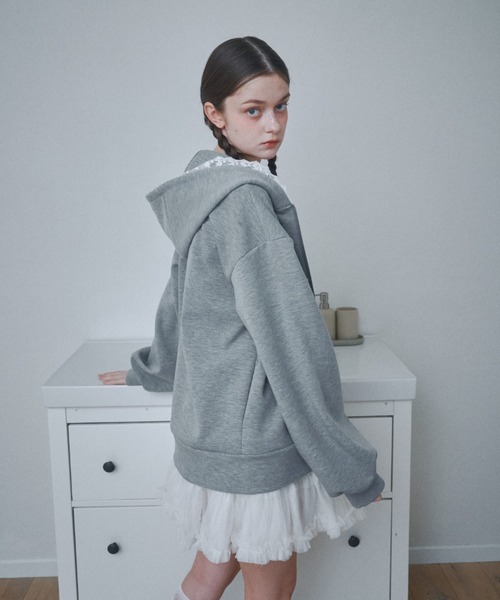 Lovilyn(ラヴィリン)の「バブみフードレースレタリングパーカー(パーカー・レディース・グレー/ホワイト・ロング/ショート)」の16枚目の写真