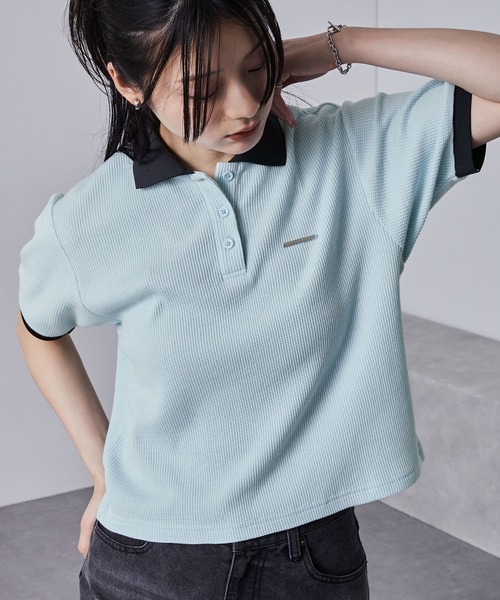 nui nullu(ヌイヌル)の「【nui nullu】メタルプレートリンガークロップドワッフルポロシャツ(ポロシャツ・レディース・ネイビー/オフホワイト/ブラック/サックスブルー/ワイン・FREE)」の4枚目の写真