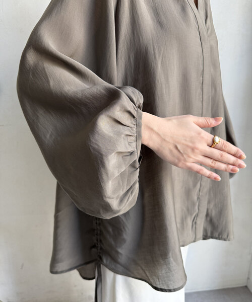 DouDou(ドゥドゥ)の「【WEB限定】サイドドロストブラウス(シャツ/ブラウス・レディース・ブラック/カーキ/オフホワイト・FREE)」の10枚目の写真