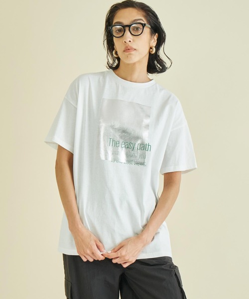 Settimissimo(セッティミッシモ)の「メタリック箔プリント×カラーロゴ オーバーサイズ Tシャツ(Tシャツ/カットソー・レディース・グリーン/レッド・FREE)」の8枚目の写真