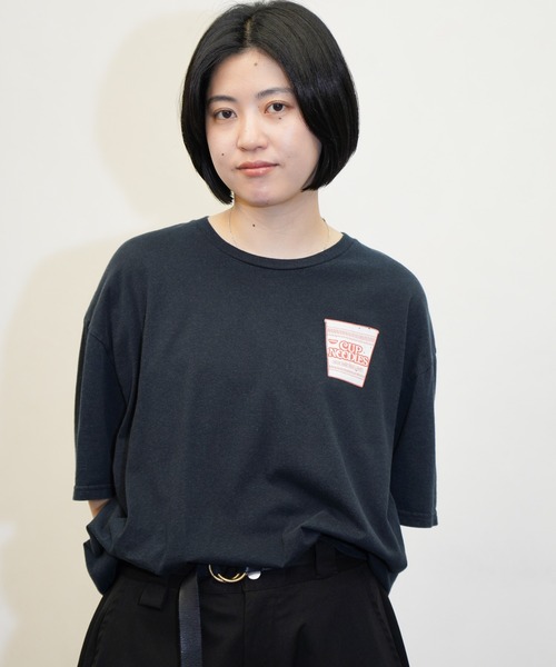 THRIFTY LOOK(スリフティールック)の「THRIFTY LOOK / スリフティールック THRIFTY "CUP NOODLES" TEE カップヌードル 企業ロゴ 企業Tシャツ(Tシャツ/カットソー・メンズ・ブラック/ホワイト/ホワイト系1・LARGE/X-LARGE/MEDIUM)」の22枚目の写真