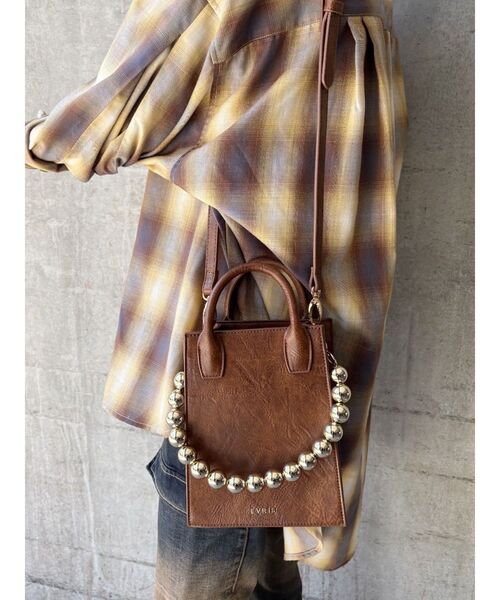 EVRIS（エヴリス）の「ボールチェーンモチーフスクエアショルダーBAG（ショルダーバッグ・レディース・ブラウン/ブルー/ブラック・FREE）」の13枚目の写真