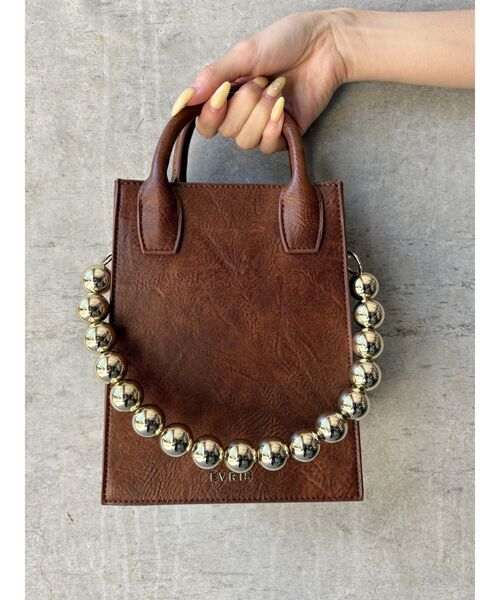 EVRIS（エヴリス）の「ボールチェーンモチーフスクエアショルダーBAG（ショルダーバッグ・レディース・ブラウン/ブルー/ブラック・FREE）」の5枚目の写真