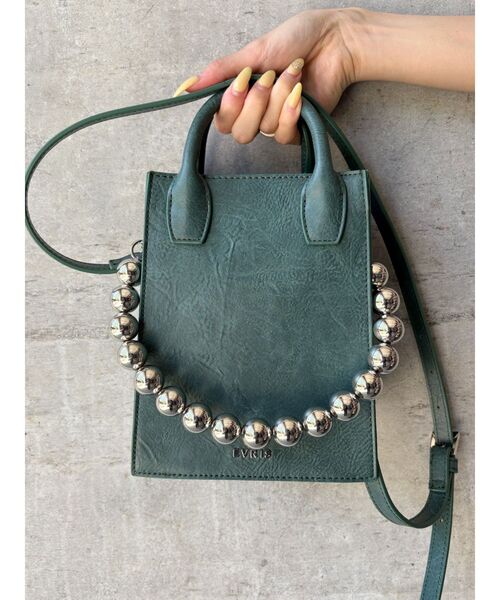 EVRIS（エヴリス）の「ボールチェーンモチーフスクエアショルダーBAG（ショルダーバッグ・レディース・ブラウン/ブルー/ブラック・FREE）」の7枚目の写真