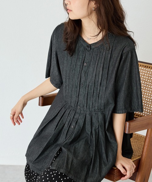 LAVEANGE（ラビアンジェ）の「デニムタックブラウス（シャツ/ブラウス・レディース・ネイビー/ブラック・4L/3L/LL/M/5L）」の2枚目の写真