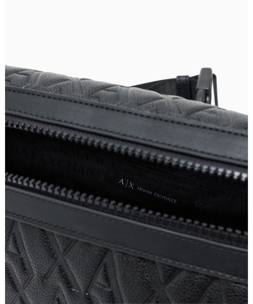 ARMANI EXCHANGE(アルマーニエクスチェンジ)の「【A|X アルマーニ エクスチェンジ】<オンライン限定>オールオーバーエンボスロゴ ボディバッグ/ウエストバッグ(ボディバッグ/ウエストポーチ・メンズ・ブラック/オレンジ・FREE)」の7枚目の写真
