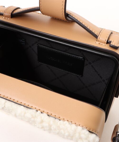 MICHAEL KORS(マイケルコース)の「COOPER スエード & シェルパ クロスボディ(ショルダーバッグ・メンズ・ベージュ系・FREE)」の4枚目の写真