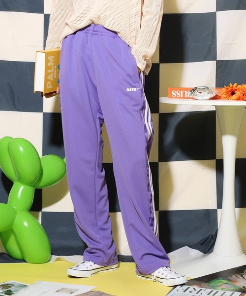 NERDY(ノルディ)の「シンボルパターンブロックトラックパンツ(スウェットパンツ・レディース・ホワイト/ブルー/パープル・L/M)」の1枚目の写真