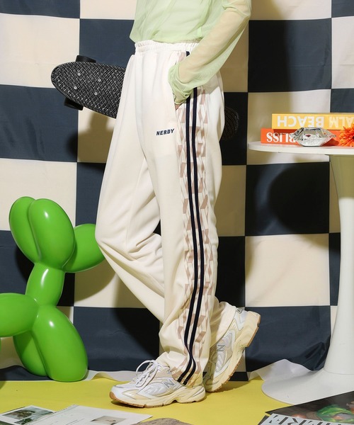 NERDY(ノルディ)の「シンボルパターンブロックトラックパンツ(スウェットパンツ・レディース・ホワイト/ブルー/パープル・L/M)」の2枚目の写真