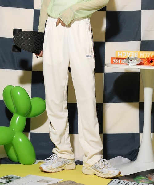 NERDY(ノルディ)の「シンボルパターンブロックトラックパンツ(スウェットパンツ・レディース・ホワイト/ブルー/パープル・L/M)」の4枚目の写真