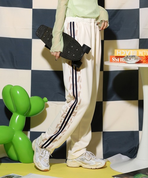 NERDY(ノルディ)の「シンボルパターンブロックトラックパンツ(スウェットパンツ・レディース・ホワイト/ブルー/パープル・L/M)」の7枚目の写真