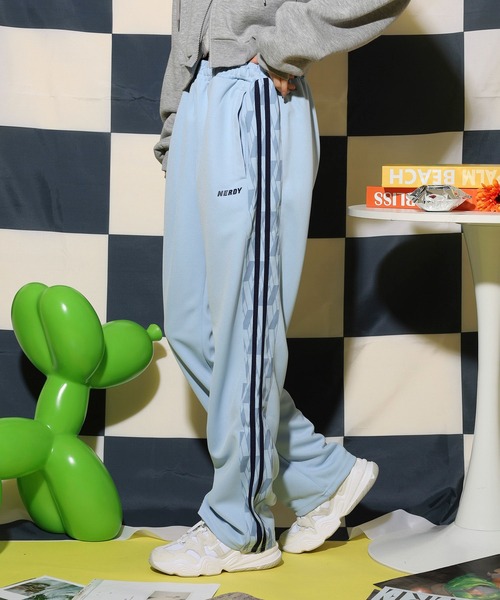 NERDY(ノルディ)の「シンボルパターンブロックトラックパンツ(スウェットパンツ・レディース・ホワイト/ブルー/パープル・L/M)」の12枚目の写真