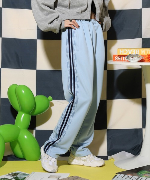 NERDY(ノルディ)の「シンボルパターンブロックトラックパンツ(スウェットパンツ・レディース・ホワイト/ブルー/パープル・L/M)」の13枚目の写真