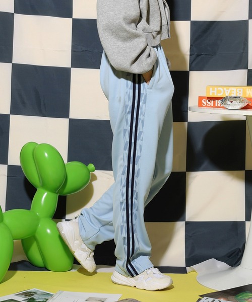 NERDY(ノルディ)の「シンボルパターンブロックトラックパンツ(スウェットパンツ・レディース・ホワイト/ブルー/パープル・L/M)」の14枚目の写真
