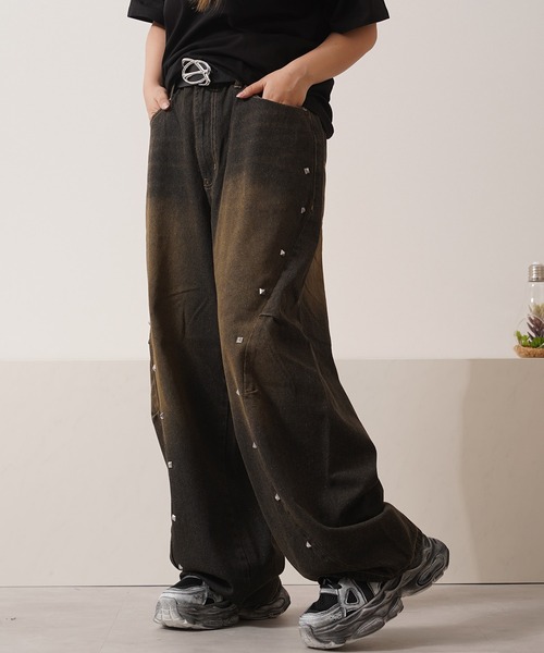 1111clothing（ワンフォークロージング）の「スタッズ使い ワイドカーブ デニム パンツ / Studded Wide Curve Denim Pants（デニムパンツ・メンズ・ブルー/ブラック・M/L）」の8枚目の写真