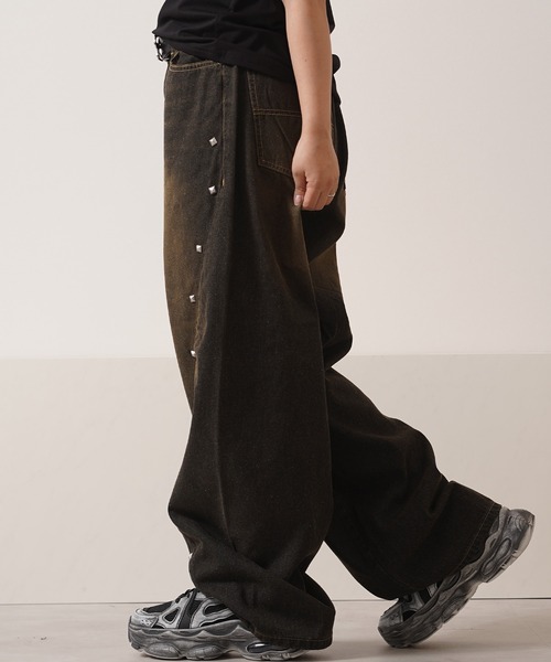1111clothing（ワンフォークロージング）の「スタッズ使い ワイドカーブ デニム パンツ / Studded Wide Curve Denim Pants（デニムパンツ・メンズ・ブルー/ブラック・M/L）」の9枚目の写真