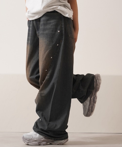 1111clothing（ワンフォークロージング）の「スタッズ使い ワイドカーブ デニム パンツ / Studded Wide Curve Denim Pants（デニムパンツ・メンズ・ブルー/ブラック・M/L）」の19枚目の写真