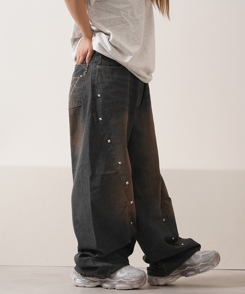 1111clothing（ワンフォークロージング）の「スタッズ使い ワイドカーブ デニム パンツ / Studded Wide Curve Denim Pants（デニムパンツ・メンズ・ブルー/ブラック・M/L）」の20枚目の写真