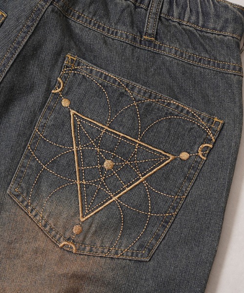 1111clothing（ワンフォークロージング）の「スタッズ使い ワイドカーブ デニム パンツ / Studded Wide Curve Denim Pants（デニムパンツ・メンズ・ブルー/ブラック・M/L）」の3枚目の写真