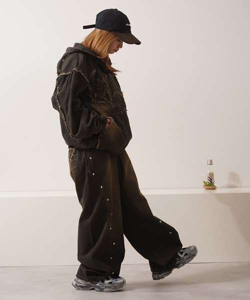 1111clothing（ワンフォークロージング）の「スタッズ使い ワイドカーブ デニム パンツ / Studded Wide Curve Denim Pants（デニムパンツ・メンズ・ブルー/ブラック・M/L）」の14枚目の写真