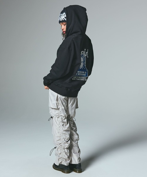 X-girl（エックスガール）の「FACE PATCH AND LOGO ZIP UP SWEAT HOODIE（パーカー・レディース・アッシュ/ブラック/ネイビー・S/M）」の5枚目の写真