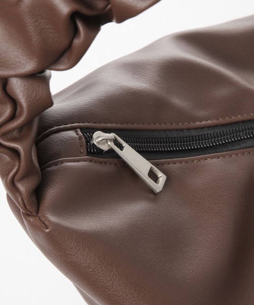 BAYFLOW(ベイフロー)の「PUムーンショルダーBAG(ショルダーバッグ・メンズ・ブラック/ブラウン・FREE)」の7枚目の写真