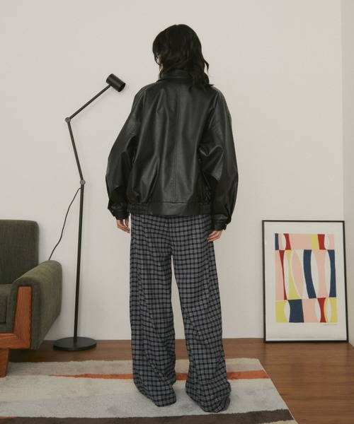 MERLOT（メルロー）の「オーバーサイズフェイクレザーフライトジャケット（ブルゾン・レディース・ブラウン/ブラック・FREE）」の9枚目の写真