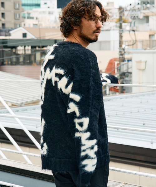 STUD MUFFIN（スタッドマフィン）の「STUD MUFFIN/スタッドマフィン/フェザーヤーン ビックロゴクロスインターシャ シャギープルオーバー（ニット/セーター・メンズ・ブラック/グレー・3/2/4）」の4枚目の写真