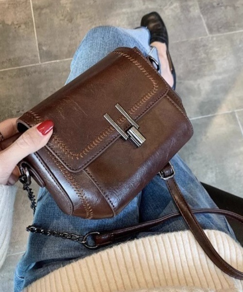 mebole（メボレ）の「レトロスクエアチェーンショルダーバッグ（ショルダーバッグ・レディース・レッド/ブラウン/ブラック・FREE）」の3枚目の写真