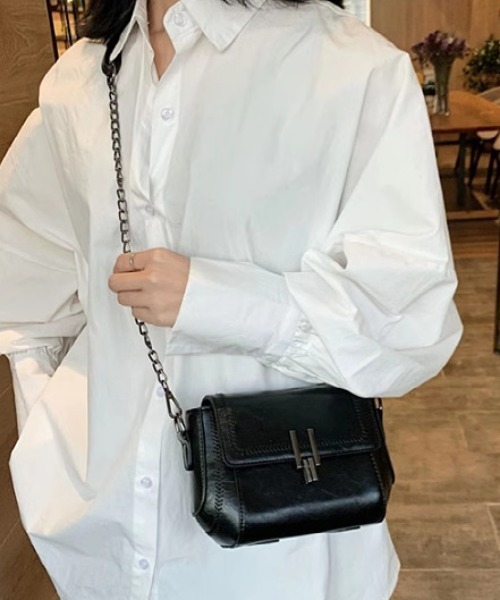 mebole（メボレ）の「レトロスクエアチェーンショルダーバッグ（ショルダーバッグ・レディース・レッド/ブラウン/ブラック・FREE）」の2枚目の写真