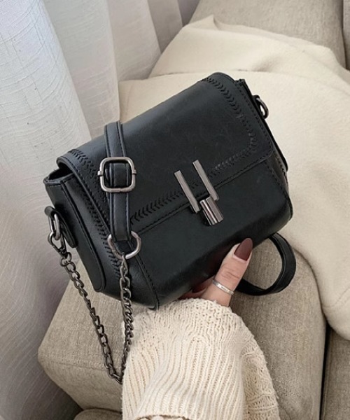 mebole（メボレ）の「レトロスクエアチェーンショルダーバッグ（ショルダーバッグ・レディース・レッド/ブラウン/ブラック・FREE）」の9枚目の写真