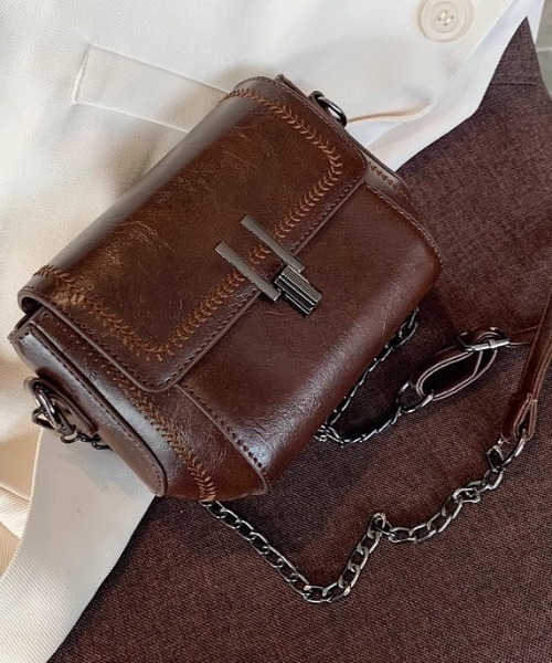 mebole（メボレ）の「レトロスクエアチェーンショルダーバッグ（ショルダーバッグ・レディース・レッド/ブラウン/ブラック・FREE）」の4枚目の写真