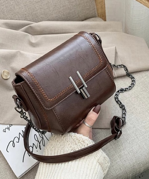 mebole（メボレ）の「レトロスクエアチェーンショルダーバッグ（ショルダーバッグ・レディース・レッド/ブラウン/ブラック・FREE）」の5枚目の写真