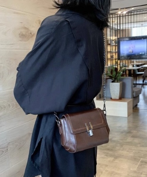 mebole（メボレ）の「レトロスクエアチェーンショルダーバッグ（ショルダーバッグ・レディース・レッド/ブラウン/ブラック・FREE）」の22枚目の写真