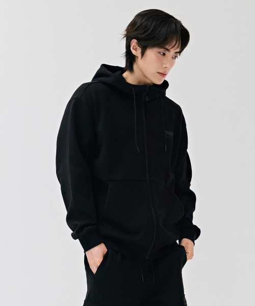 CHASECULT(チェイスカルト)の「男性袖ポケットフードジップアップ-ブラック(パーカー・メンズ・ブラック・105/100/110/95)」の2枚目の写真
