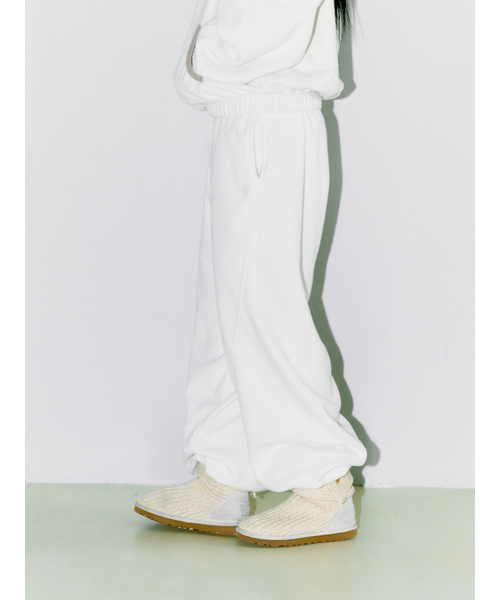 OAFISH（オアフィッシュ）の「DIAGONAL FLEECE JOGGER PANTS, IVORY（スウェットパンツ・レディース・その他・1/2）」の2枚目の写真