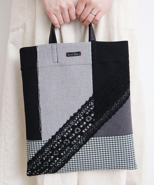 l'atelier du savon（アトリエドサボン）の「ニードルパンチのコラージュハンドバッグ（トートバッグ・レディース・ブラック/グレー・FREE）」の4枚目の写真