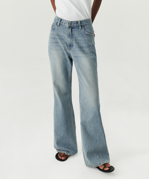 LEVAR（レバー）の「Relaxed Boots Cut Denim - Light Blue（デニムパンツ・レディース・ライトブルー・XS-Short/S-Short/M-Short/XS-Long/S-Long/M-Long）」の2枚目の写真