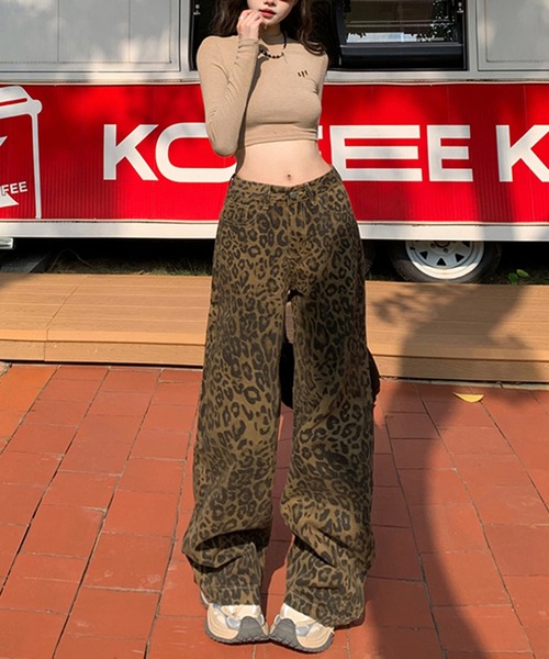&soiree(アンドソワレ)の「レオパードモチーフストレートデニムパンツ(デニムパンツ・レディース・ブラウン・X-LARGE/LARGE/MEDIUM/SMALL/X-SMALL)」の2枚目の写真