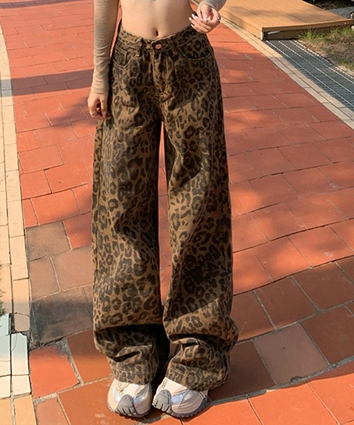 &soiree(アンドソワレ)の「レオパードモチーフストレートデニムパンツ(デニムパンツ・レディース・ブラウン・X-LARGE/LARGE/MEDIUM/SMALL/X-SMALL)」の3枚目の写真