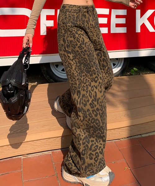 &soiree(アンドソワレ)の「レオパードモチーフストレートデニムパンツ(デニムパンツ・レディース・ブラウン・X-LARGE/LARGE/MEDIUM/SMALL/X-SMALL)」の4枚目の写真